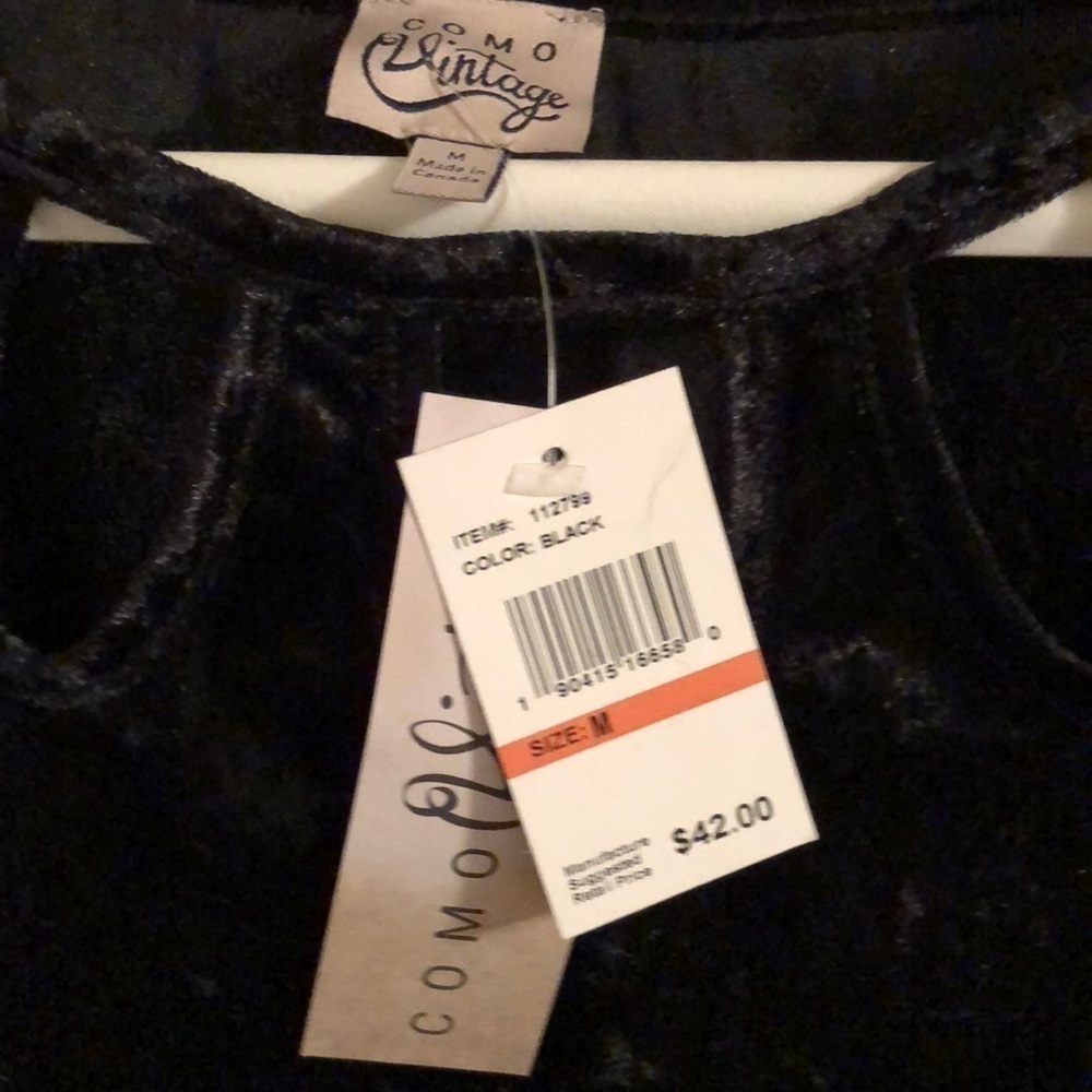 NWT Black Crushed Velvet Top w’ peep hole neckline - Picture 4 of 5